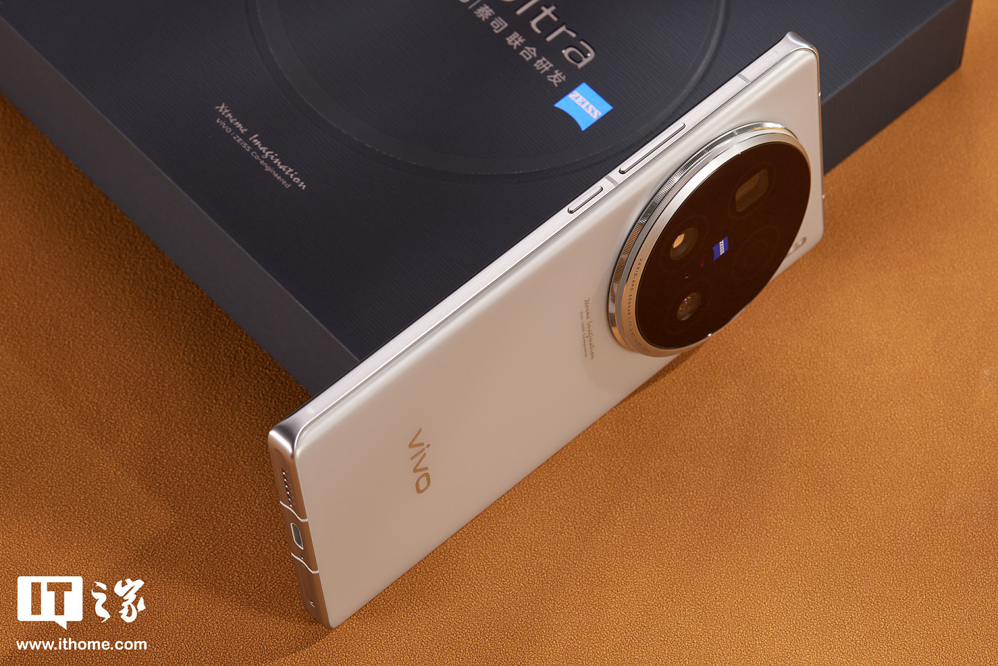 【IT之家开箱】vivo X100 Ultra「钛色」图赏：蓝厂第一款 Ultra，号称能打电话的“相机” - 4