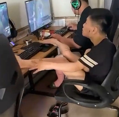 身残志坚！国外网友分享：越南患有脑瘫的男孩用双脚打英雄联盟 - 1