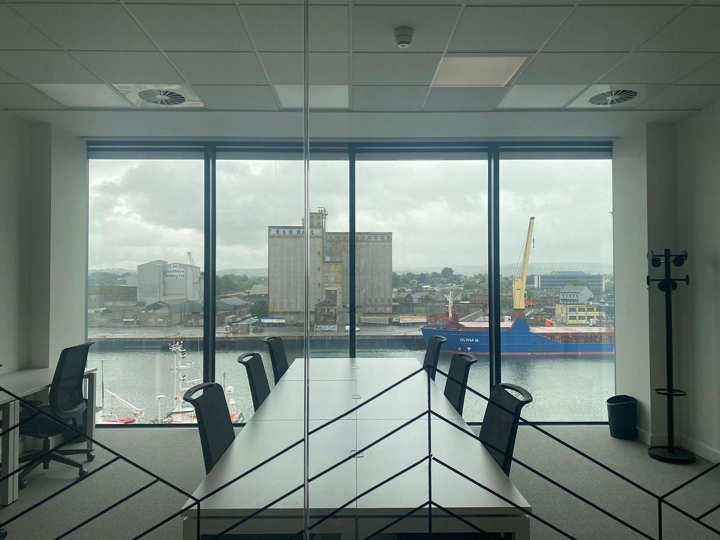 苹果公司位于爱尔兰科克的新办公室一景：俯瞰城市、铁路和河流 - 4