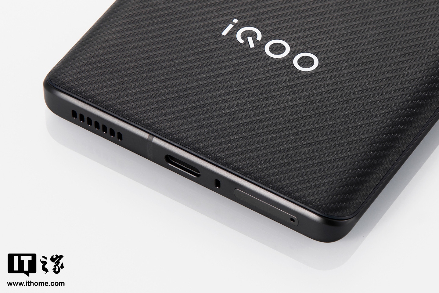 【IT之家开箱】iQOO 8 Pro 图赏：120Hz 微弧曲面屏，碳纤维纹理 - 14