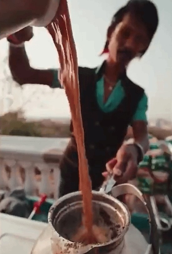 干净又卫生嗷，兄弟们！前世界首富—比尔·盖茨在印度街边买手搓奶茶 - 4