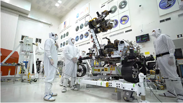 2019年，在“毅力”号火星探测器发射升空之前，工程师们穿着保护性“兔子服”在一间洁净室里检查探测器。