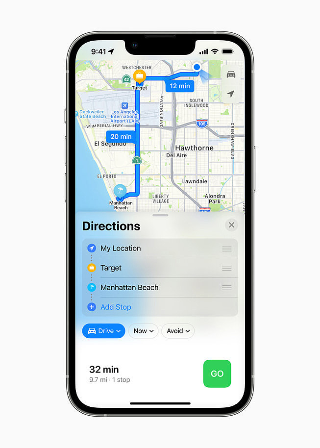 iPhone 13 Pro 上的 Apple 地图 App 显示着行车路线。
