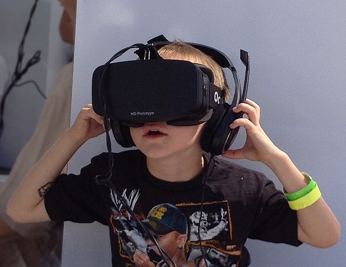 Boy_wearing_Oculus_Rift_HMD (1).jpg