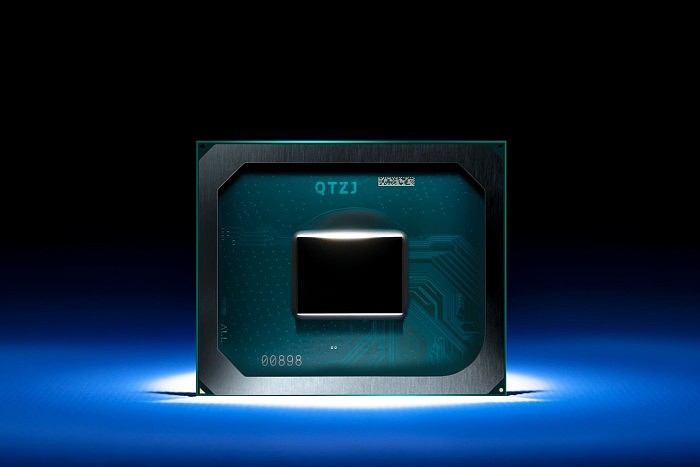 Intel-DG1-chip-4-Custom-2060x1373.jpg