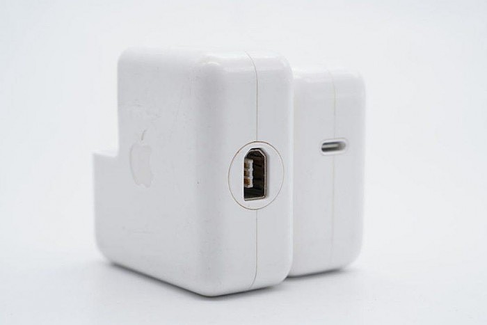 拆解报告：Apple苹果iPod火线12V充电器A1070 - 10