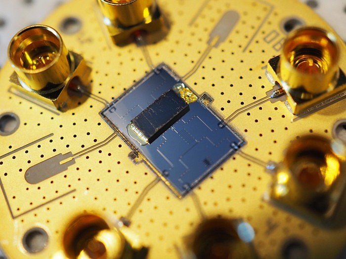 New-Hardware-Integrates-Mechanical-Devices-Into-Quantum-Tech-scaled.jpg