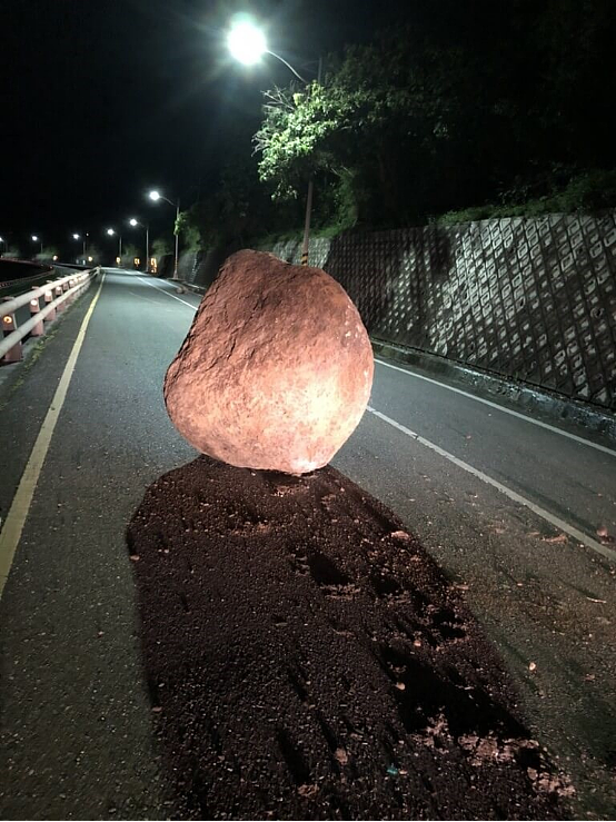 地震引发10吨巨石掉落台东公路路面 封闭单侧车道 - 1