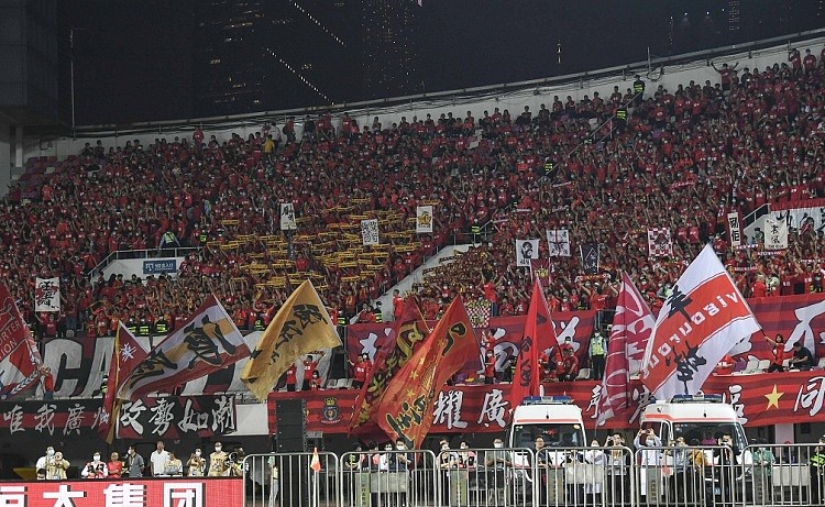 足球报：广州队对海港踢得不怂，没有辜负场外球迷的支持