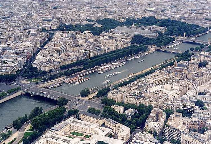 The_Seine_as_seen_from_the_Eiffel_Tower,_June_2002.jpg