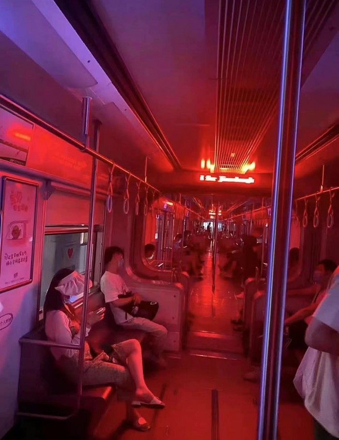 重庆地铁限电关灯 车厢内泛红光宛如密室游戏 - 1