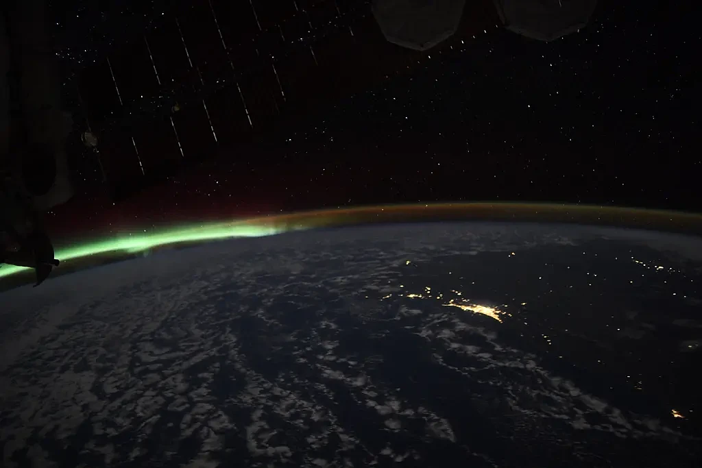 [图]宇航员捕捉到由太阳风暴引起的壮观极光 - 2