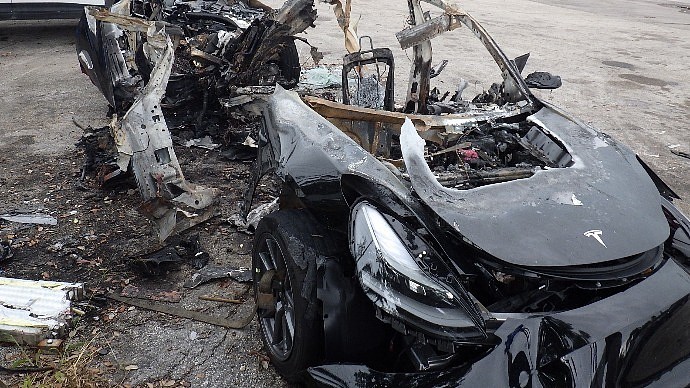 美国会议员向监管机构询问特斯拉撞车事故和安全调查情况 - 1