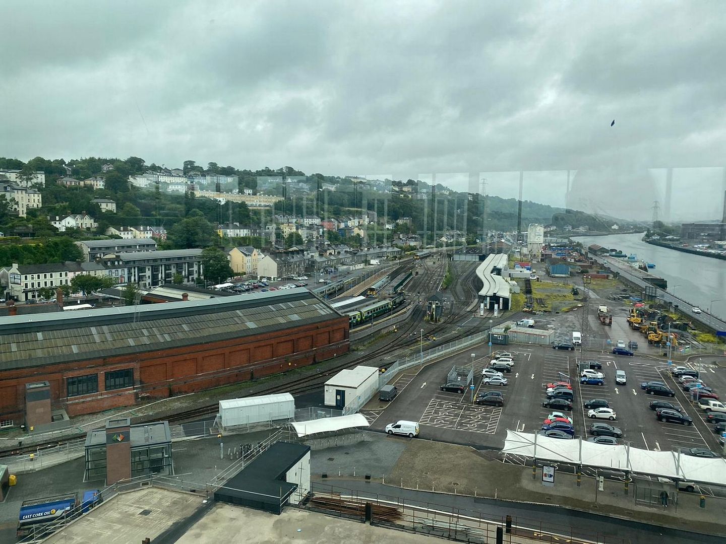 苹果公司位于爱尔兰科克的新办公室一景：俯瞰城市、铁路和河流 - 7
