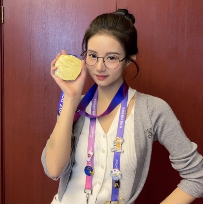 和平精英主持方游晒照：杭州亚运会的金牌像一个大月饼 - 1