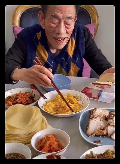 90岁杨少华宅家过年，一块肉要夹3次动作颤颤巍巍，桌上香烟瞩目 - 5