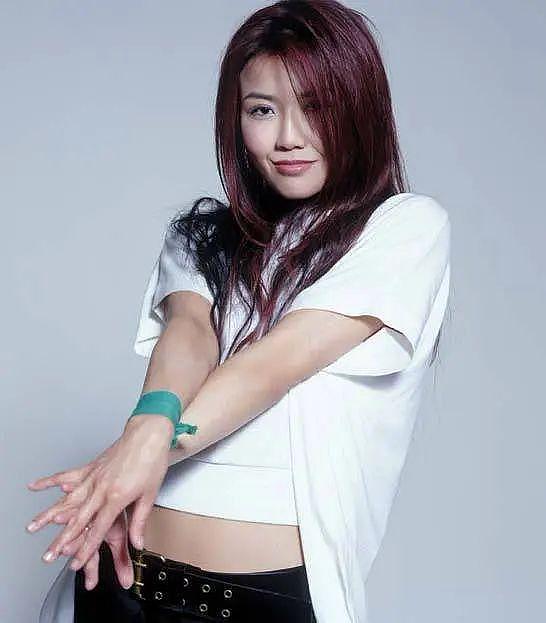 王蓉被曝在小县城演出，穿低领装站在凳子上表演，网友：掉价了 - 7