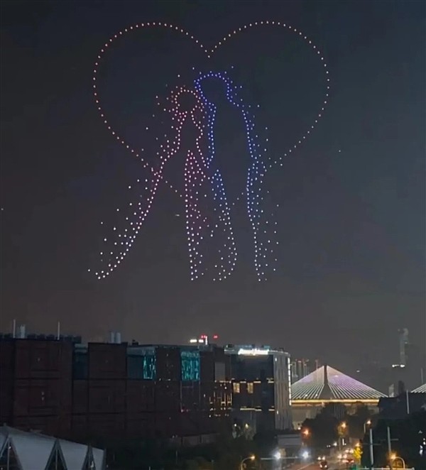 长沙夜空现600架无人机求婚 呈现各式浪漫图案 - 1