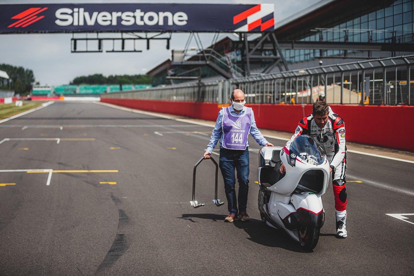 英国公司打造全球最快电动摩托车：采用激进的大洞技术 - 7