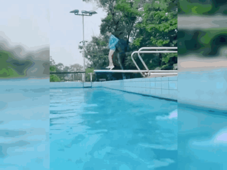 郭晶晶晒子女在豪宅泳池玩水画面，仨娃模仿妈妈跳水身手非常灵活 - 15