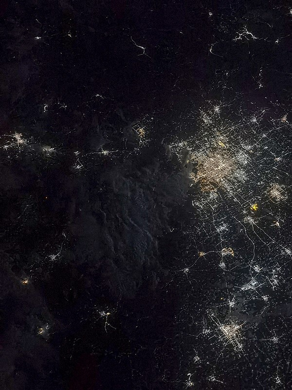 聂海胜太空拍北京夜景有一个亮点：原来是大兴机场 - 1