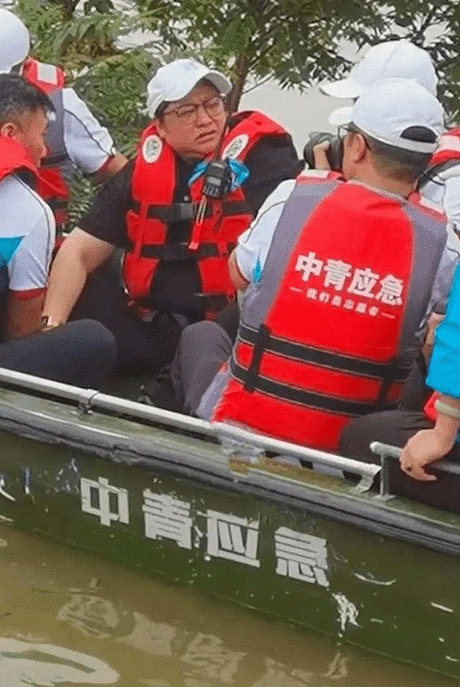 河南救援人员怒斥韩红王一博：占用救生艇，致病人难产孕妇被困 - 4