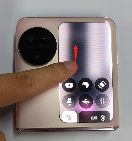 OPPO Find N3 Flip 折叠屏手机真机图曝光，展示“任意窗”副屏 - 1