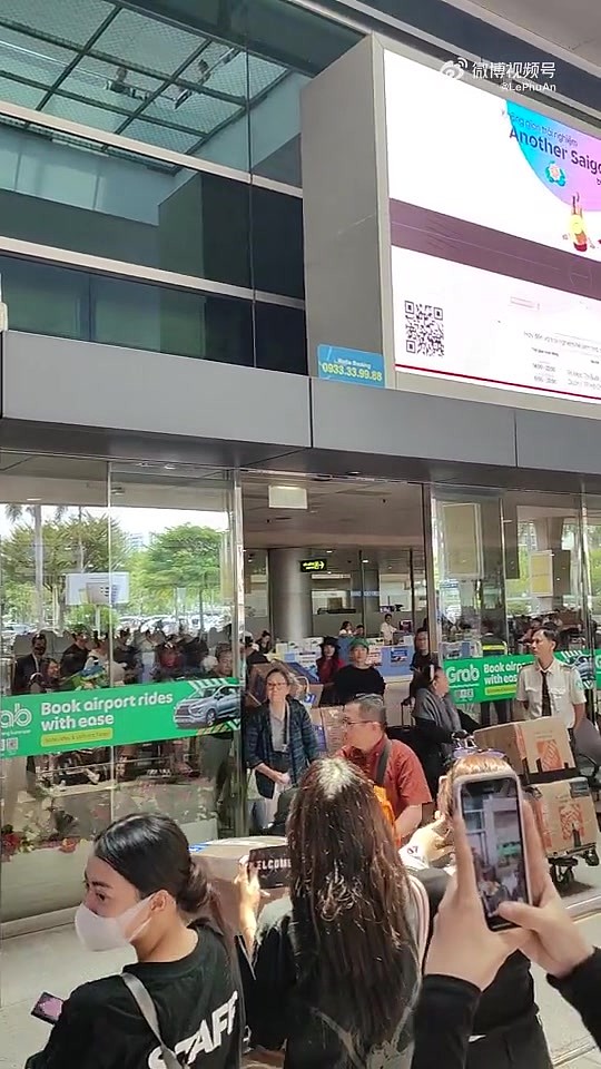 这么受欢迎？！GEN全队抵达越南，机场众多女粉围绕尖叫欢迎 - 1