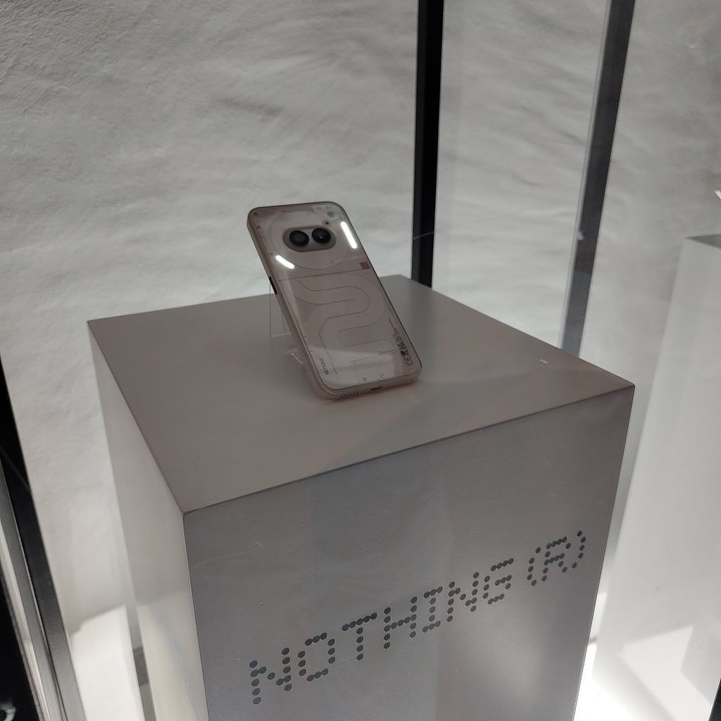 白色版 Nothing Phone（2a）手机公开展示，配 3 根 Glyphs 灯条 - 2