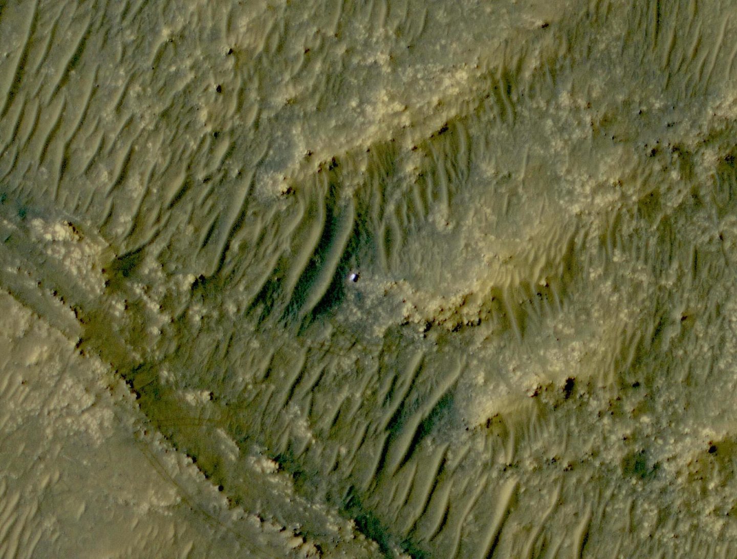 火星探测车“毅力号”正蜿蜒穿过高耸的沙丘迷宫 - 1