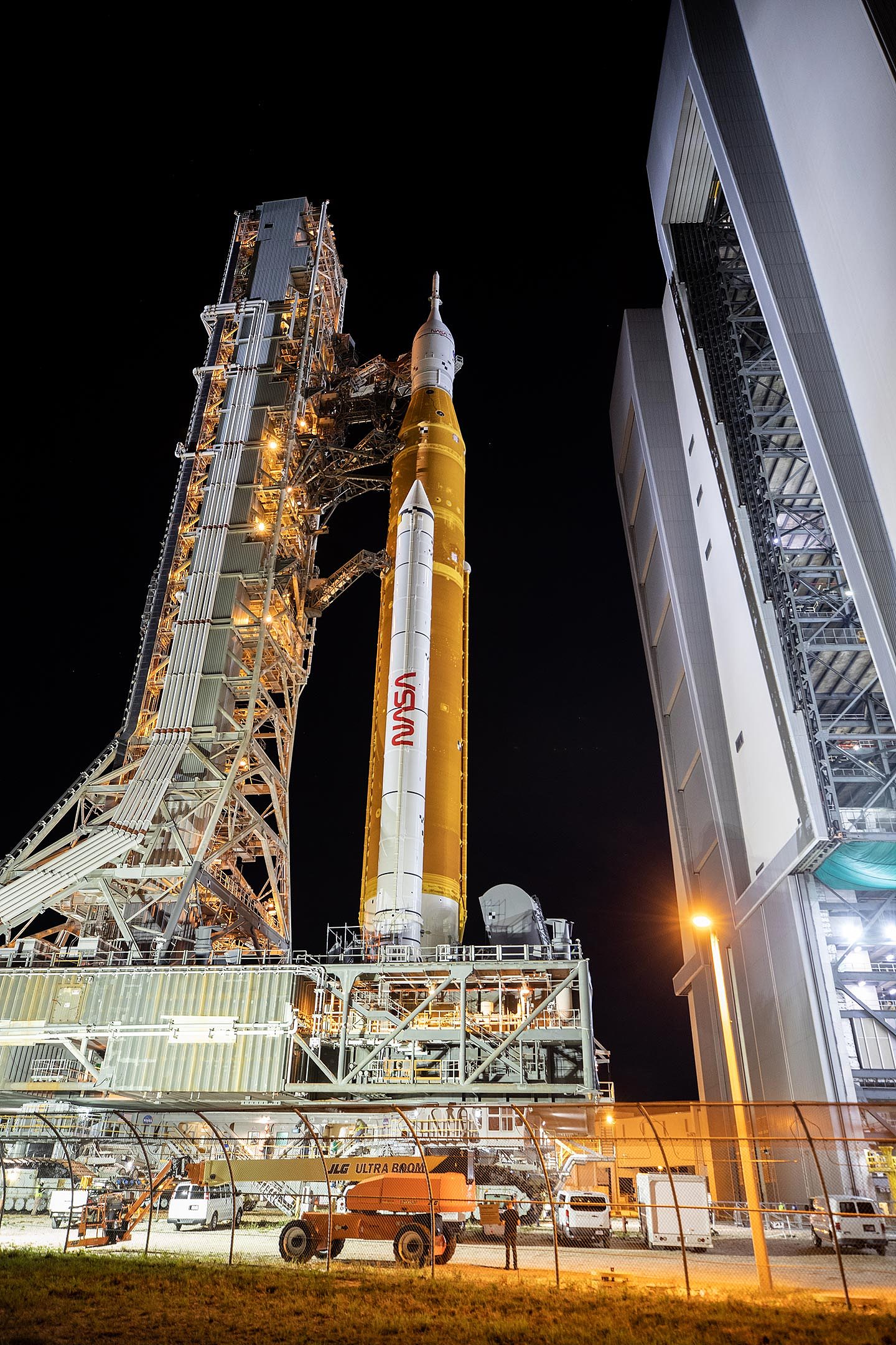 历经8小时，NASA Artemis I月球火箭抵达将进行湿式彩排的发射台 - 3