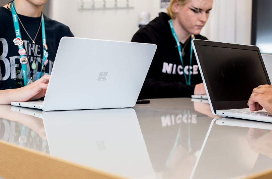 英国一所大学将微软 Surface 电脑借给贫困学生，毕业后可廉价买走 - 1