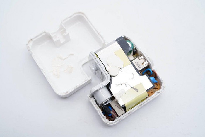 拆解报告：Apple苹果iPod火线12V充电器A1070 - 13