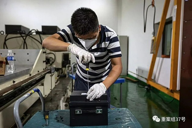 ▲8月25日，实验员在对一个锂电蓄电池进行拆解。新京报记者郑新洽摄