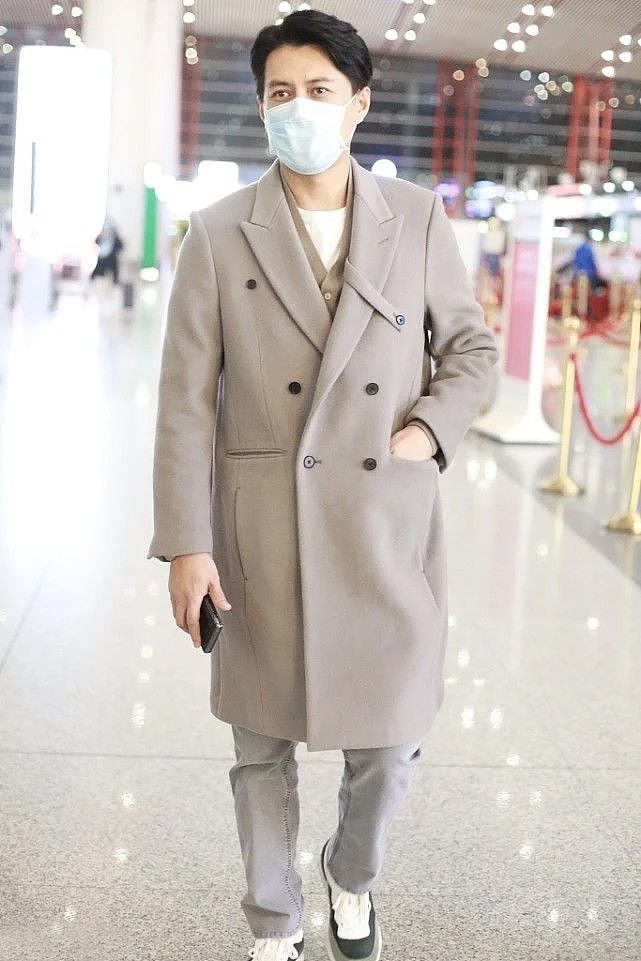 靳东开始赶潮流了，大衣+运动鞋精致时髦，中年男士这样穿显品位 - 6
