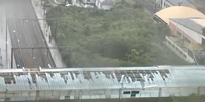 上海地铁莘庄站外天桥顶板被台风吹落：砸断铁路接触网 - 4