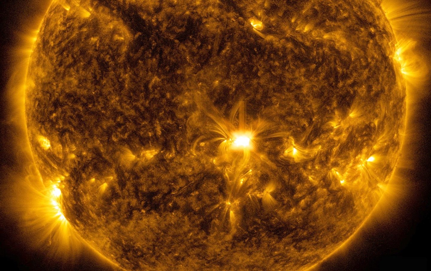 太阳在过去一天内爆发了3次强大的耀斑 - 1