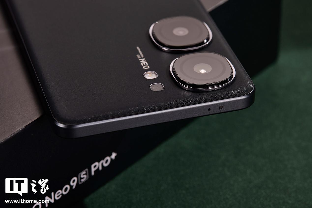 【IT之家开箱】iQOO Neo9S Pro + 格斗黑手机图赏：大众的审美，电竞的心 - 11
