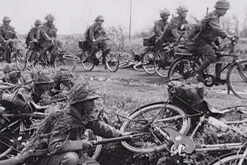 为什么汉奸们都喜欢骑自行车?而日本军人却在地上跑? - 1