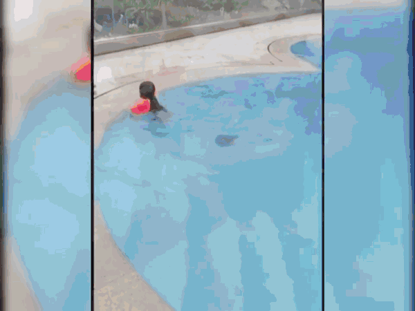 郭晶晶晒子女在豪宅泳池玩水画面，仨娃模仿妈妈跳水身手非常灵活 - 17