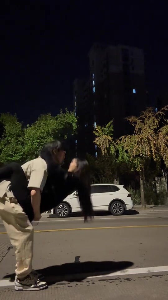 选手Xiaopeng晒与女友抱抱：高难度冲刺环抱 小鹏桑身体素质杠杠的 - 1