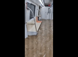 暴雨下的郑州 5 号线：为何乘客被困地铁两站之间？ - 4