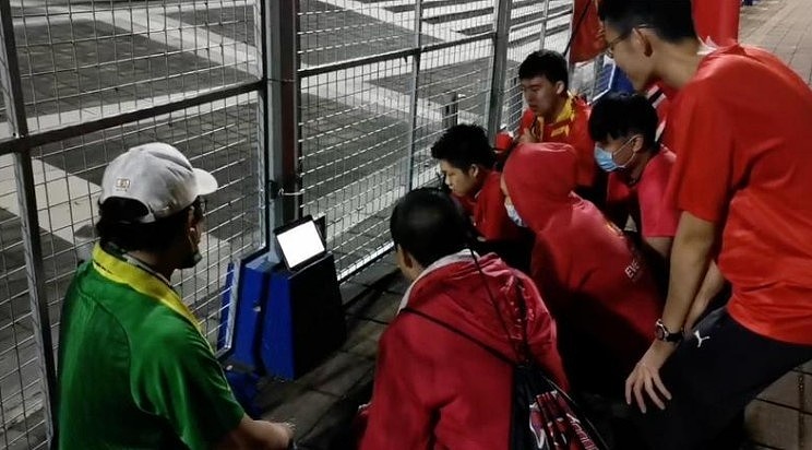 赛区未开放仍有广州与国安球迷场外助威，戏称：同是天涯沦落人 - 1