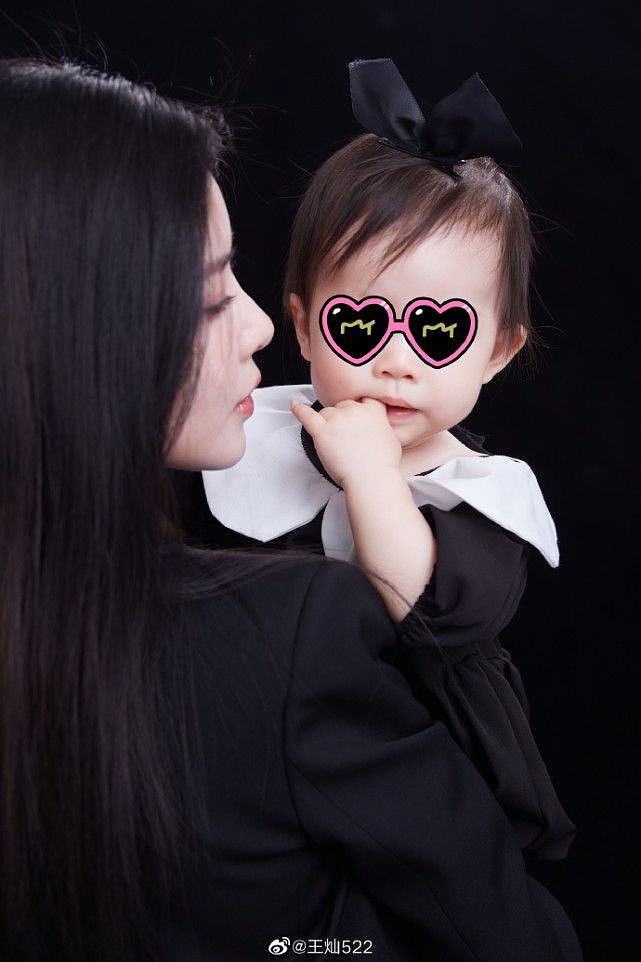杜淳女儿迎1周岁生日，王灿首携女儿拍写真，蛋饺皮肤雪白好漂亮 - 2
