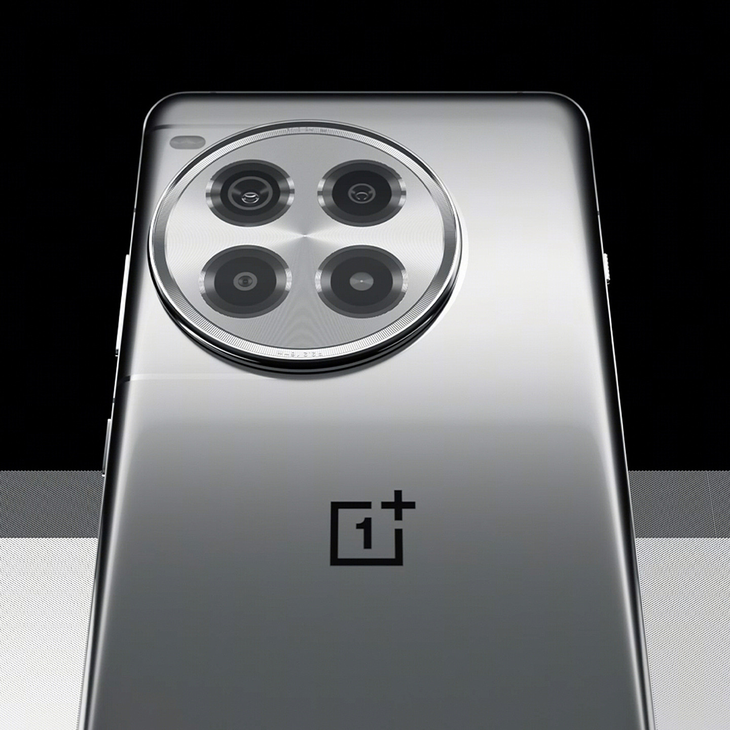 一加 Ace 3 Pro 手机新配色“钛空镜银”公布：首创液态金属玻璃工艺、银色亮面设计 - 4