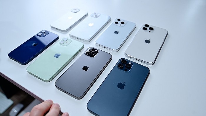 44642-86689-iPhone-13-Lineup-Flat-on-Table-xl.jpg