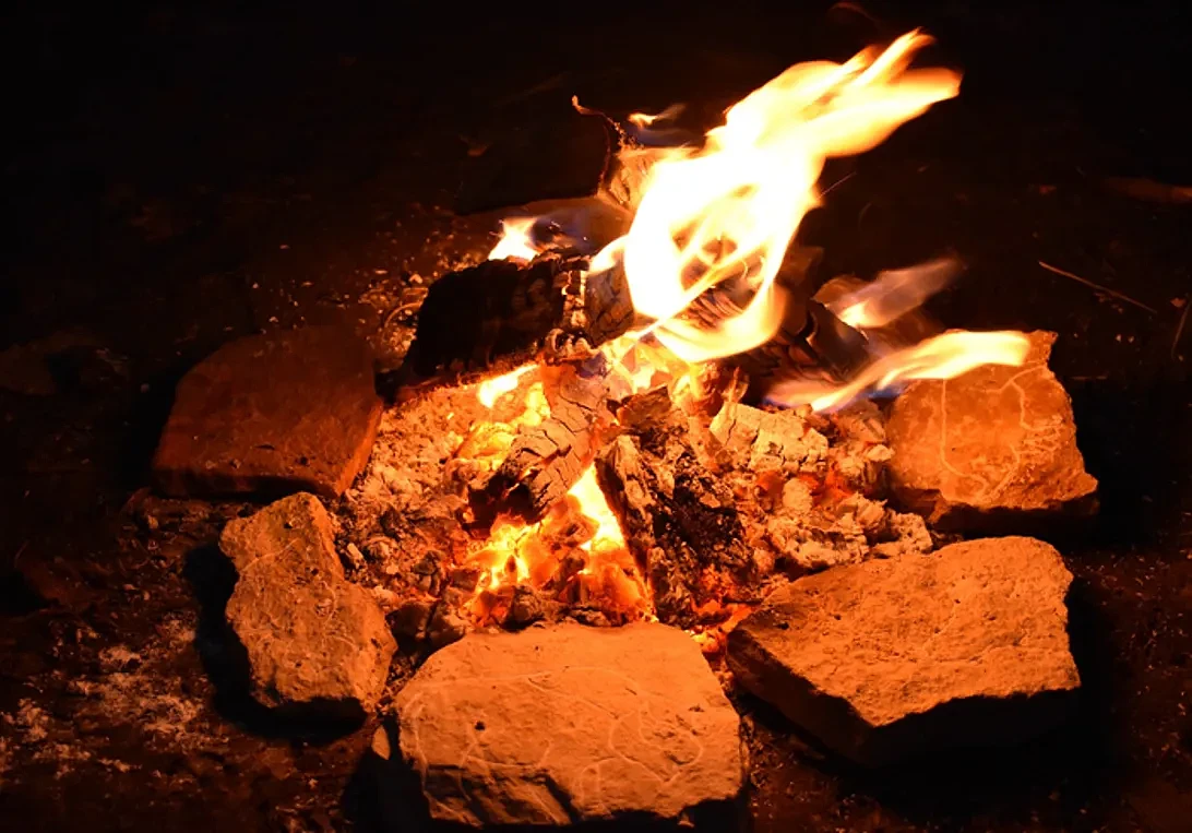 研究：火是1.5万年前艺术家创作作品的重要元素 - 1