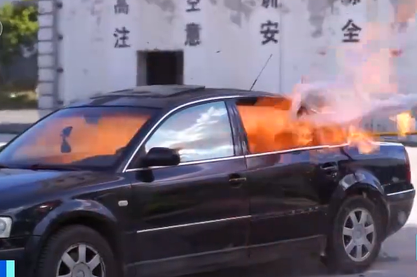 降温喷雾爆炸时有多危险：瞬间爆燃、炸碎车窗玻璃 - 3