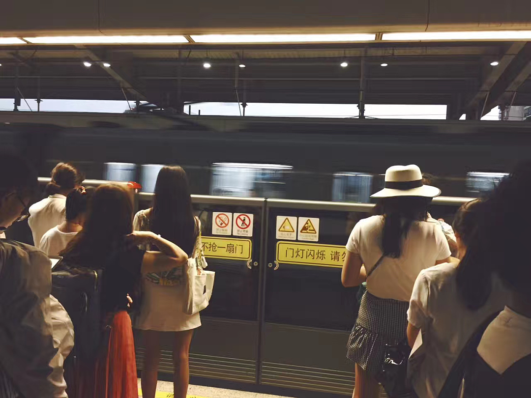 一线城市夫妻“双城记”：带板凳上地铁，从江苏坐到江苏路站 - 8