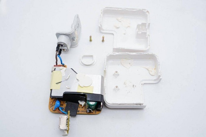 拆解报告：Apple苹果iPod火线12V充电器A1070 - 16